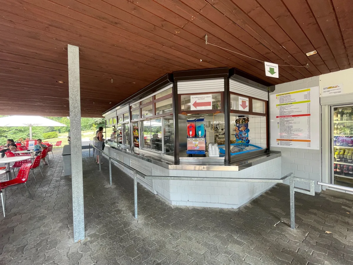 Bild von einem Selbstbedienungsrestaurant in einer Badi.